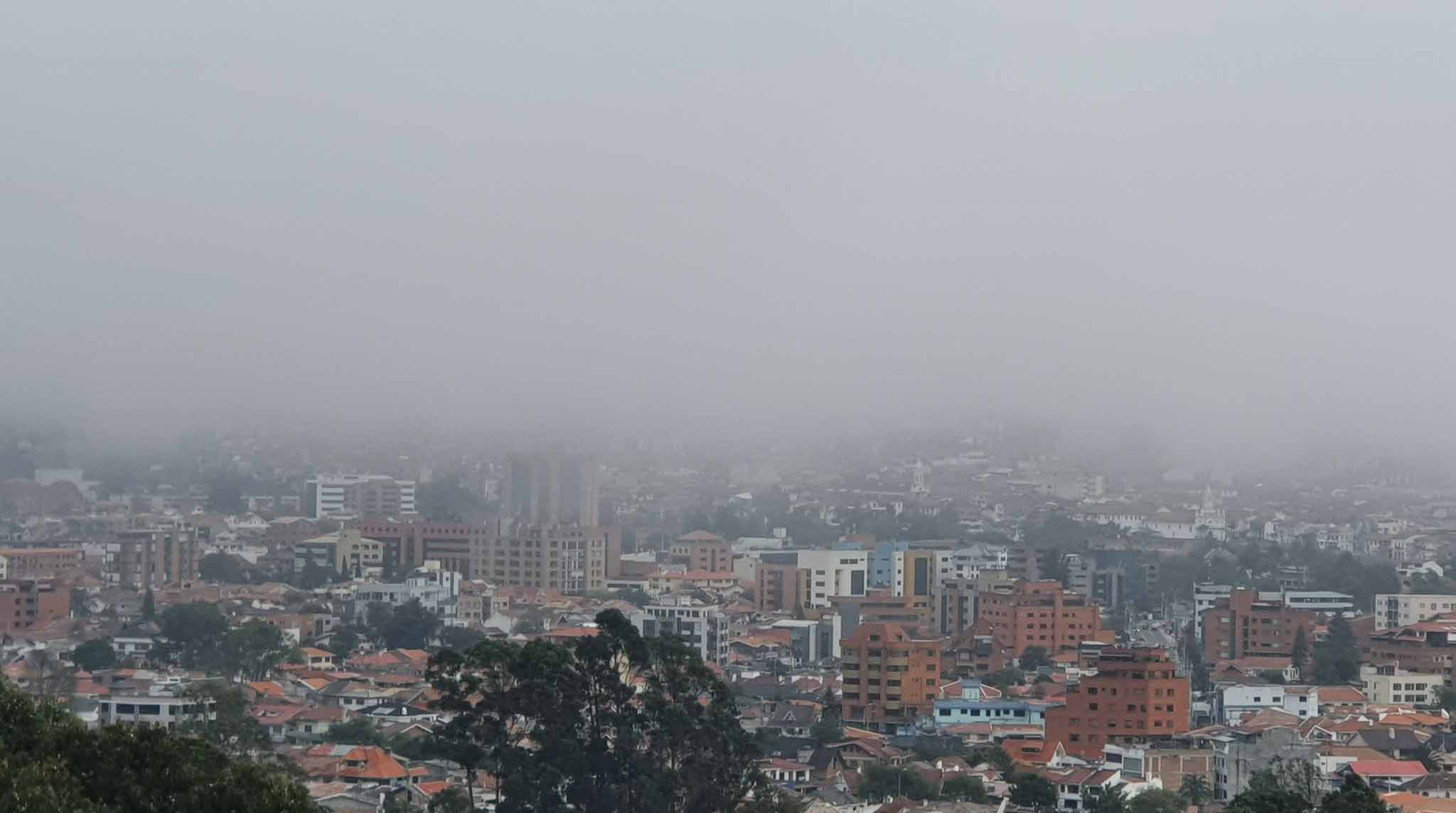 Cuenca amaneció con una espesa neblina que cubrió gran parte de la ciudad. Foto: Twitter @DavidQuinro