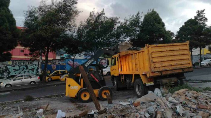 Imagen referencial. Trabajos para retirar escombros que quedaron de las protestas sociales se desarrolla en Quito. Foto: Twitter Santiago Guarderas.