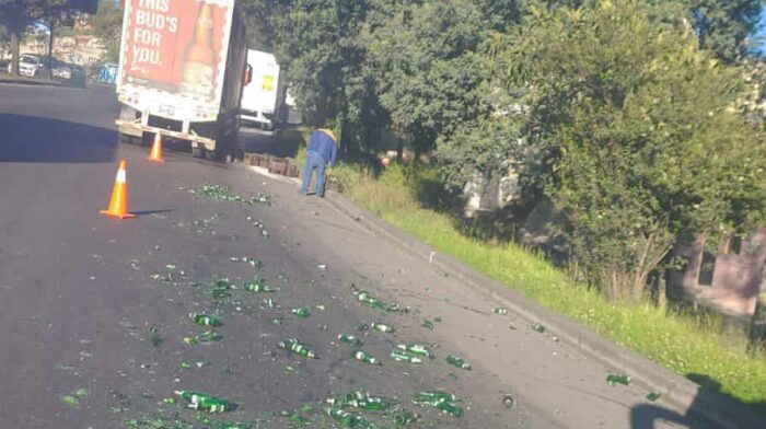 Un camión de carga derramó botellas de cerveza sobre la avenida Simón Bolívar. Foto: Twitter AMT.