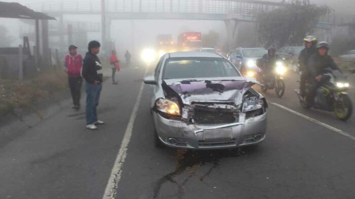 El automotor afectado quedó sobre el carril derecho de la av. Simón Bolívar, en Quito. Foto: Twitter AMT.