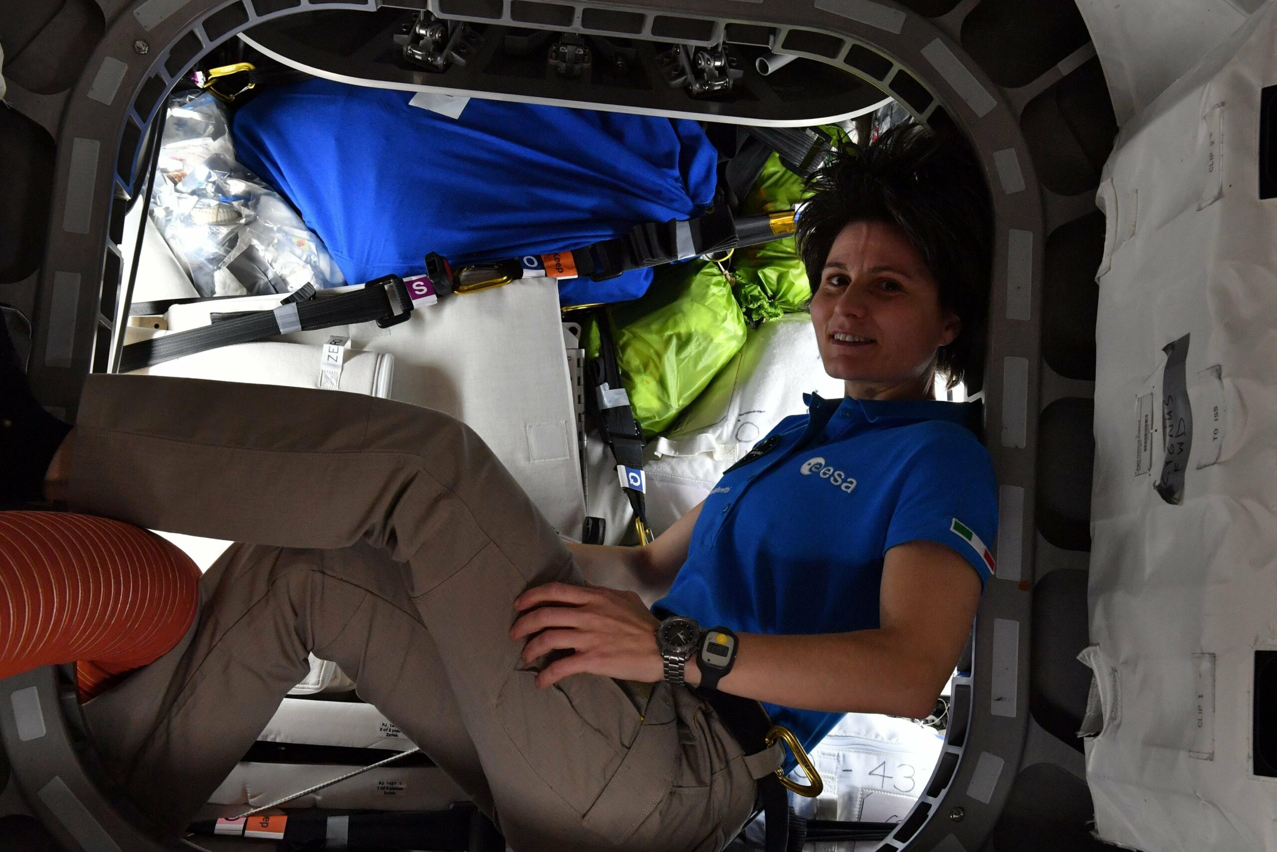 La astronauta de la Agencia Espacial Europea (ESA) Samantha Cristoforetti, realizando las labores de poner en órbita a diez nanosatélites e instalar los componentes de un brazo mecánico en la EEI. Foto: Humanspace flight.