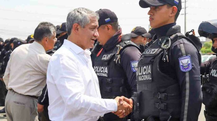 El ministro del Interior, Patricio Carrillo, en una visita al cuartel de Durán este 26 de julio. /Foto: cortesía