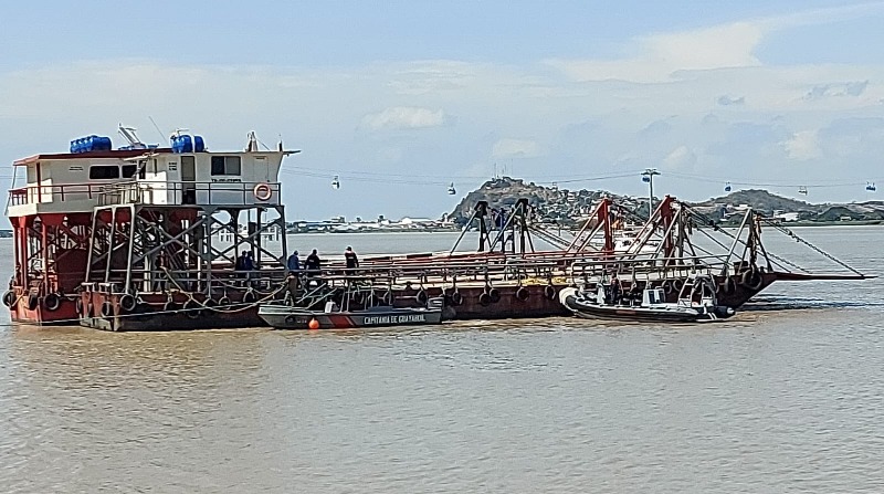 Seis gabarras quedaron a la deriva en el río Guayas. Foto: Armada del Ecuador