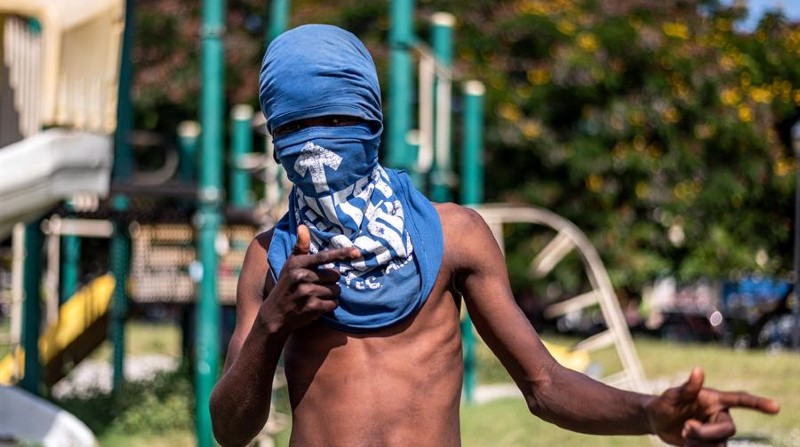 Fotografía de archivo de un joven que vive en la calle y que no tiene más remedio que robar o unirse las pandillas para poder alimentarse, el 27 de mayo de 2022, en Puerto Príncipe (Haití). Foto: EFE