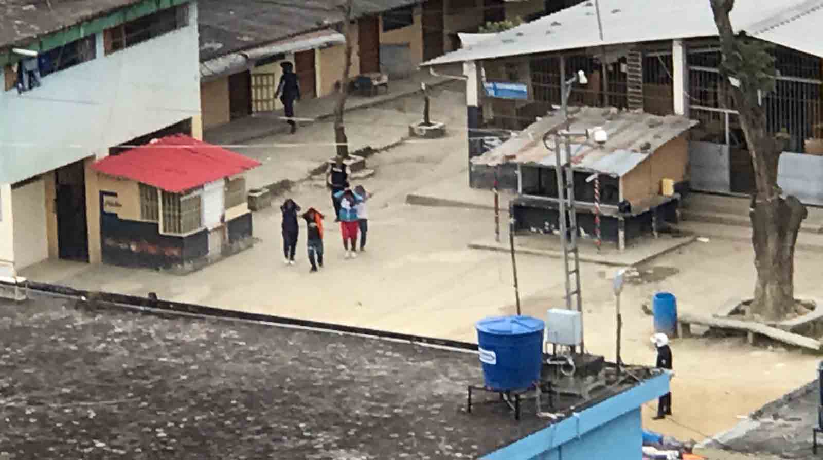 Algunos internos permanecen custodiados en uno de los patios de la cárcel de Loja. Foto: Cortesía Lindon Sanmartín.