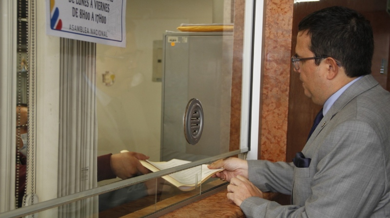 El ministro de Energía, Xavier Vera, entregó los documentos en la Asamblea Nacional. Foto: Ministerio de Energía