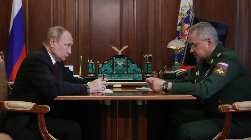 El presidente ruso, Vladímir Putin (izq), reunido con su ministro de Defensa, Sergei Shoigú, este lunes 1 de julio de 2022 en el Kremlin. Foto: EFE