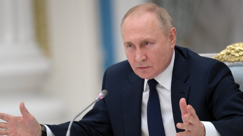 Putin durante una reunión. Advirtió este jueves 7 de julio que Rusia aún no ha empezado "nada serio" en Ucrania. Foto: EFE