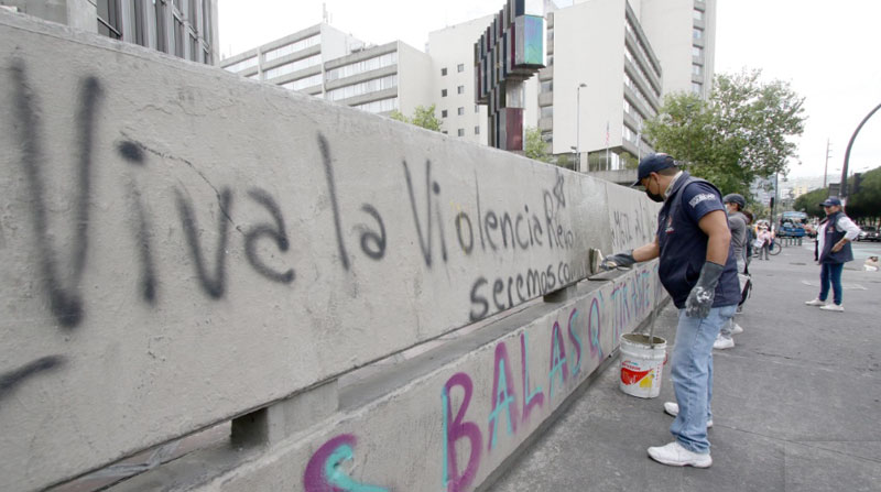 Las personas que participaron en la minga limpiaron la pintura con la que vandalizaron la zona del parque El Ejido, durante las protestas. Foto: Carlos Noriega/ EL COMERCIO