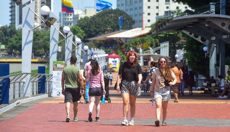 Imagen referencial. Personas pasean por el Malecón en Guayquil. Foto: Esteban Pesántes / EL COMERCIO.