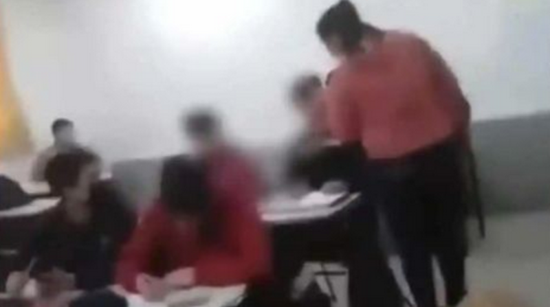 En el video se puede ver que el alumno estaba sentado en su pupitre, cuando ingresa la mujer y le reclama por supuestamente haberle amenazado a su hijo. Foto: captura de pantalla