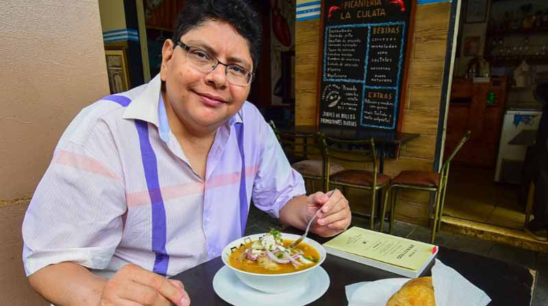El encebollado de pescado, plato emblema de Guayaquil. En la foto, el poeta Ángel Emilio Hidalgo en el restaurante La Culata, en el centro. Fotos: Enrique Pesantes / EL COMERCIO.