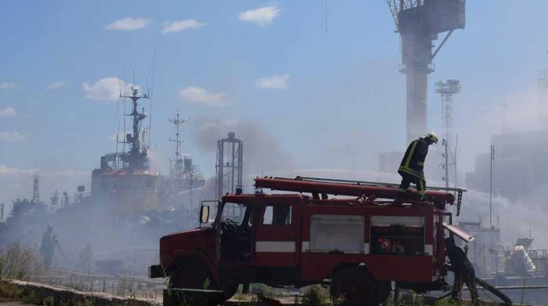 Imagen cedida del Ayuntamiento de Odesa de un ataque a su puerto el 23 de julio de 2022. Foto: EFE