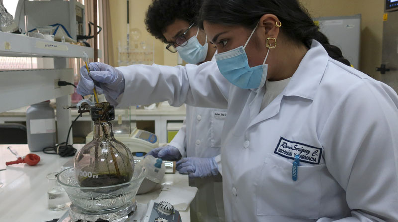Los estudiantes de la Universidad Particular de Loja prueban los distintos usos del grafeno. Foto: EFE