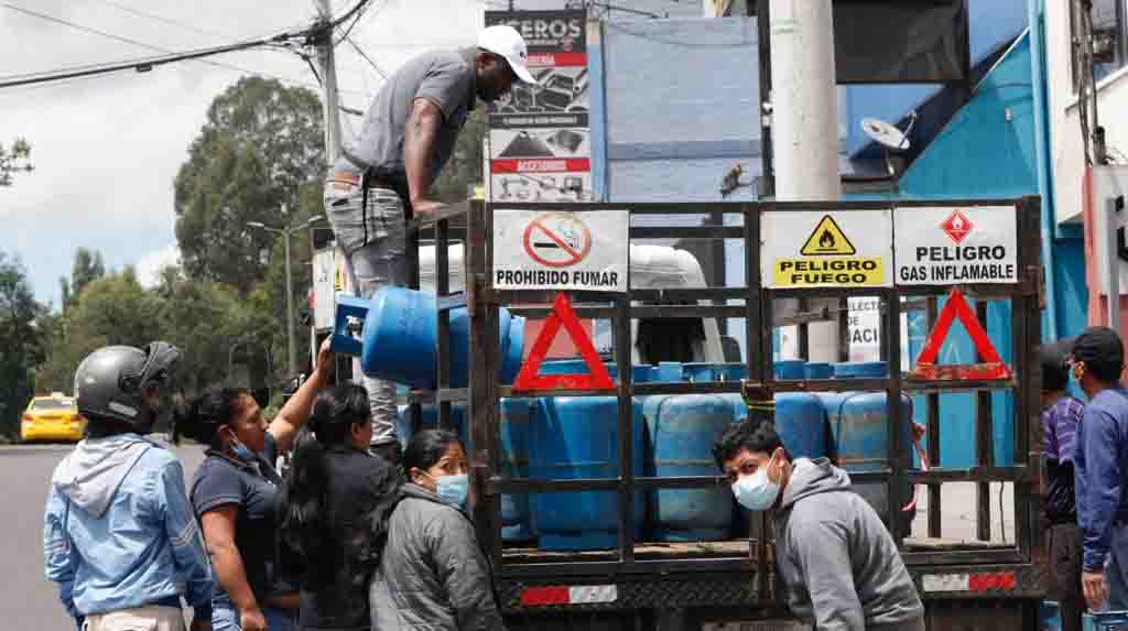 Un camión distribuidor de gas doméstico detiene su marcha para vender a personas particulares. Foto: Patricio Terán / EL COMERCIO.