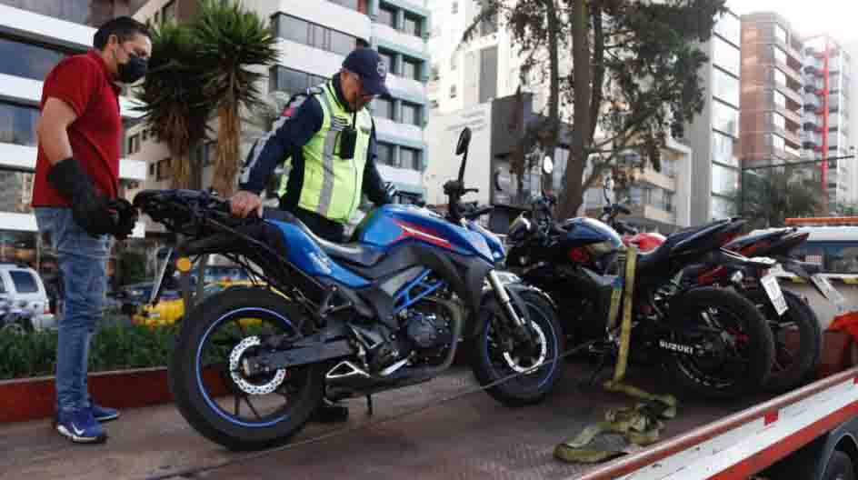 Agentes de la AMT realizaron controles de verificación de documentos a motocicletas en la avenida República del Salvador y Portugal. Foto: Diego Pallero / EL COMERCIO.