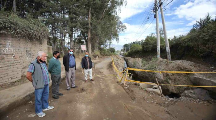 En El Quinche vecinos denuncia cortes de agua y demoras en las obras de la vía. Foto: Julio Estrella / EL COMERCIO.
