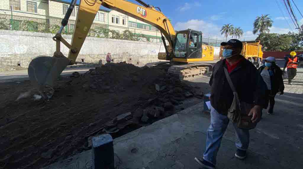 Este lunes 11 de julio se iniciaron los trabajos de repavimentación en la calle 25 de Mayo, en Cotocollao. Foto: Paricio Terán / EL COMERCIO.