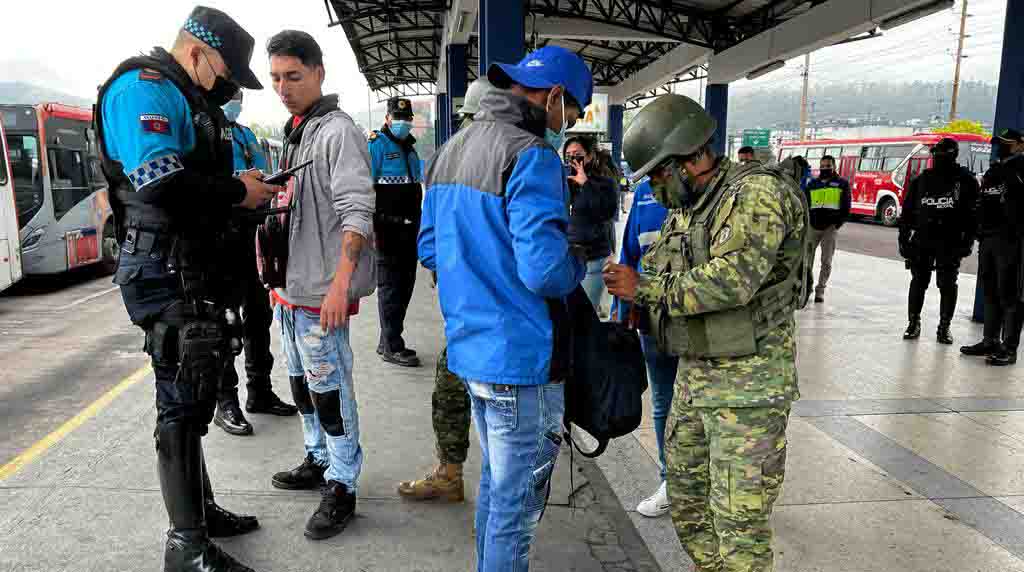 Operativo de control de armas y sustancias ilícitas que se realizó este martes 12 de julio de 2022, en la estación de buses de la Río Coca. Foto: Patricio Terán / EL COMERCIO.