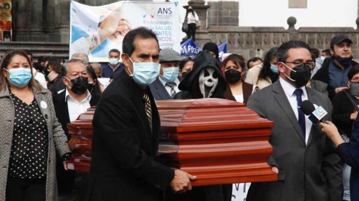 Decenas de pacientes con enfermedades catastróficas participaron de una misa y un plantón en Quito. Foto: Patricio Terán / EL COMERCIO.