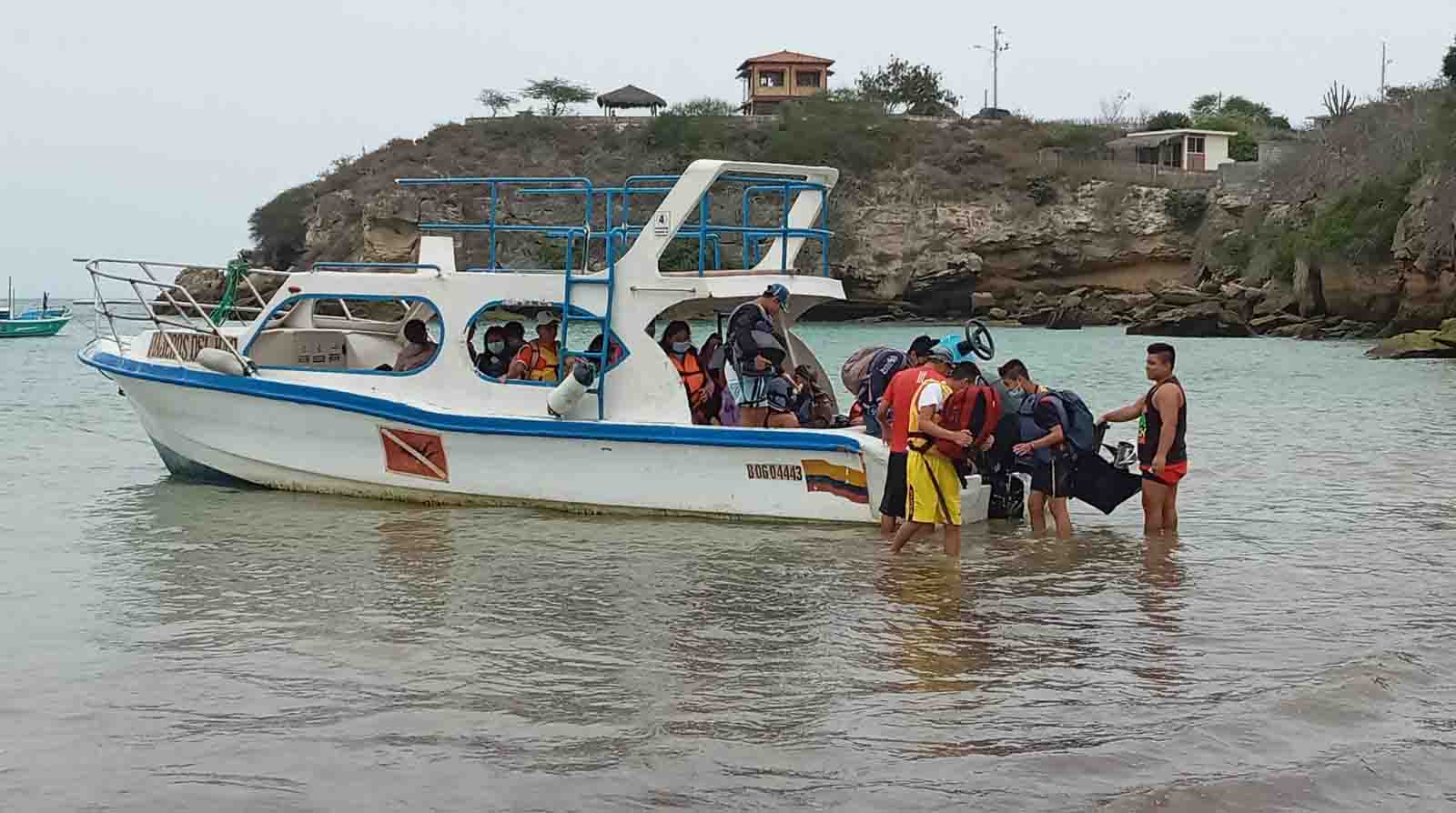 Durante los recorridos en bote se prohíbe tratar de alimentar, lastimar o gritar a las ballenas. Foto: Alexander García / EL COMERCIO.