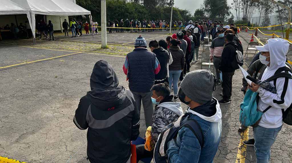 Miles de personas pugnan por 200 vacantes para ayudante de recolección y servicios de aseo para la empresa Emaseo. Foto: Patricio Terán / EL COMERCIO.