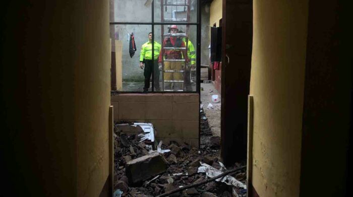 Personal de los Bomberos y de la Policía Nacional dentro de una de las viviendas afectadas por el sismo registrado en Carchi. Foto: Julio Estrella / EL COMERCIO.