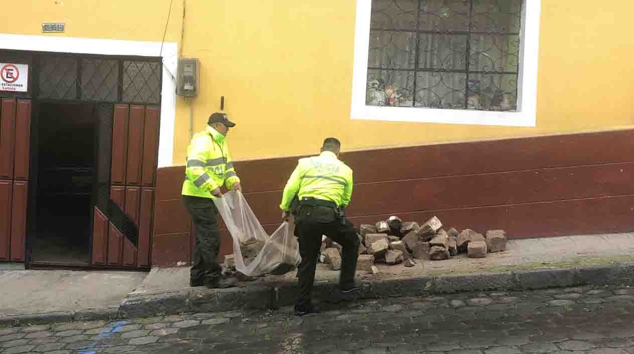 Personal de la Policía Nacional colabora en la evacuación de escombros de una casa que fue afectada por el sismo en Carchi. Foto: Julio Estrella / EL COMERCIO.