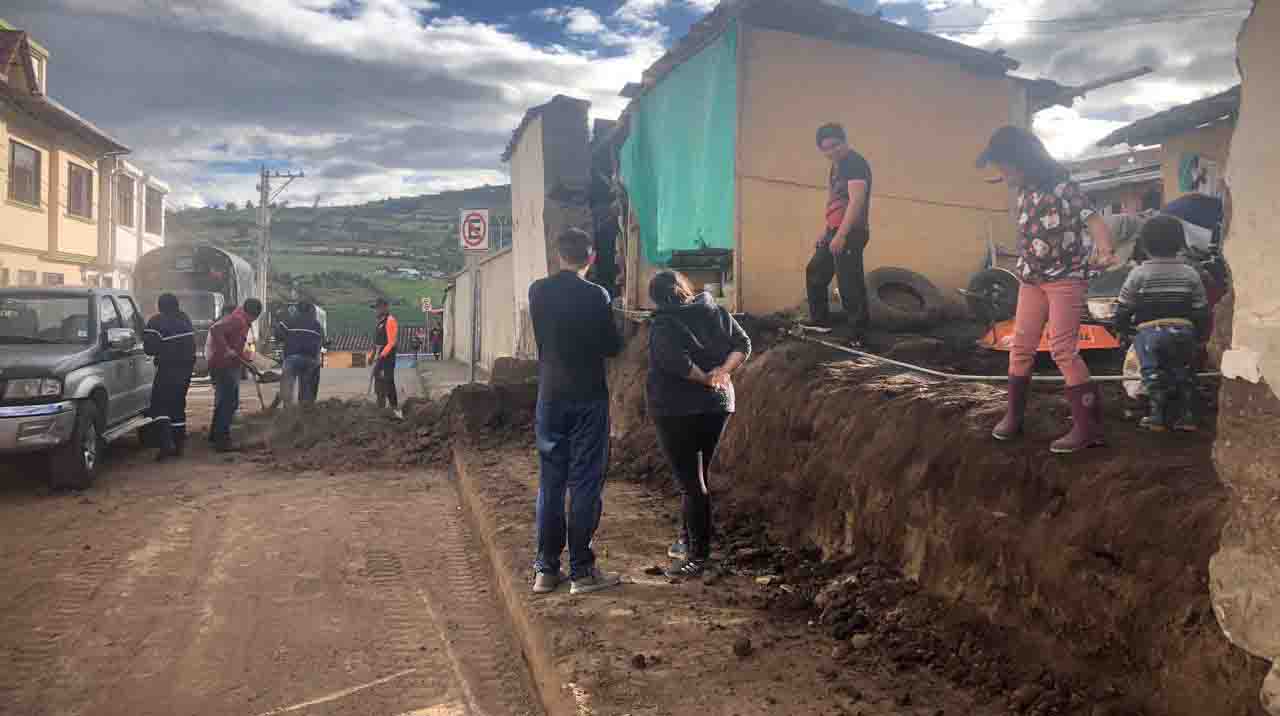 Vecinos y personal de emergencias colaboran en la remoción de escombros producto del sismo que sacudió a Charchi este 25 de julio. Foto: Julio Estrella / EL COMERCIO.