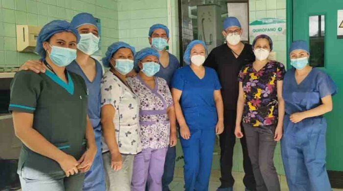 Equipo de profesionales que participaron en la cirugía. Foto: Corteía IESS.