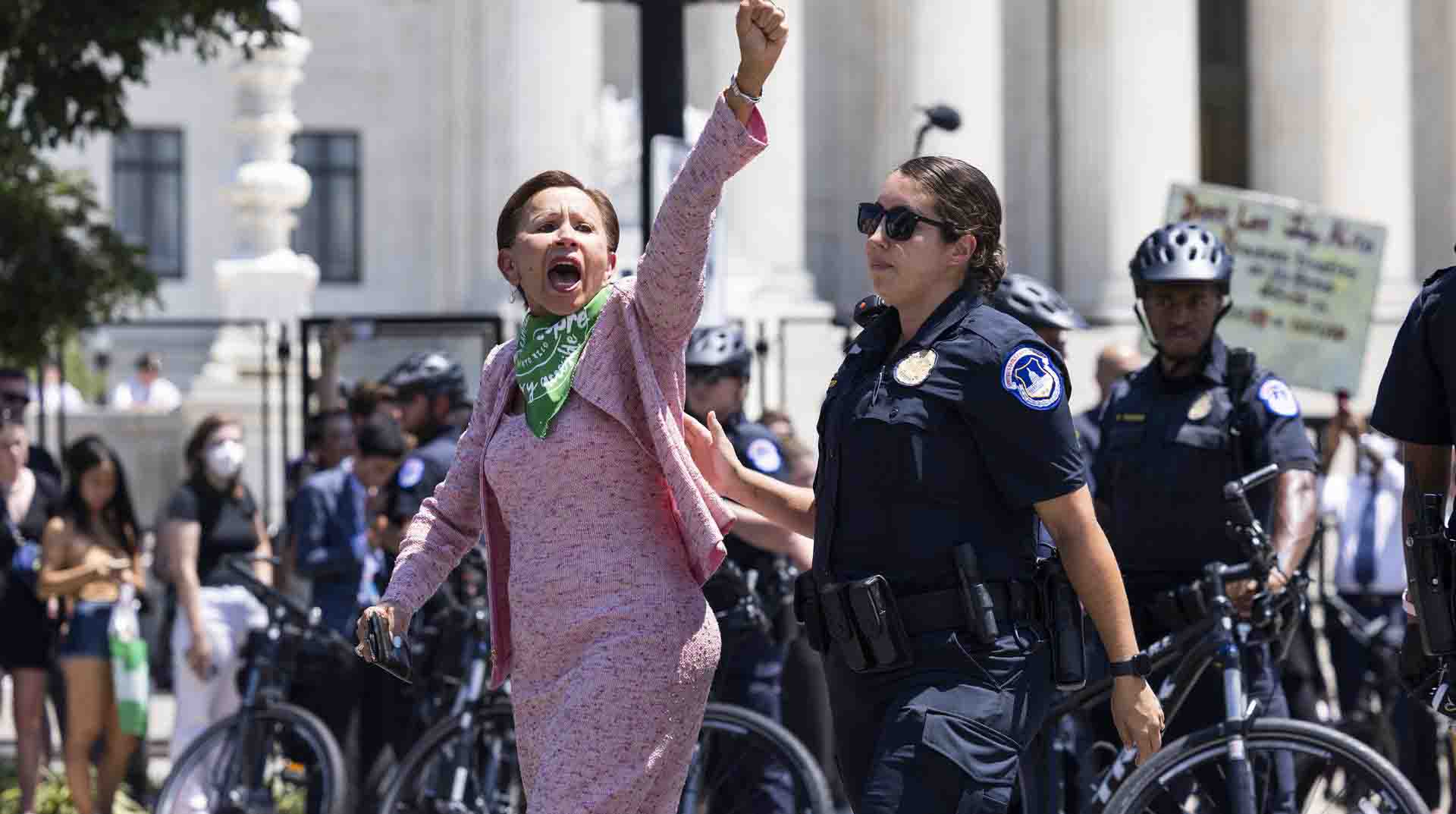 La congresista demócrata Nydia Velázquez es detenida frente a la Corte Suprema mientras protestaba contra la reciente anulación de la sentencia de 1973 en el caso "Roe contra Wade". Foto: EFE.
