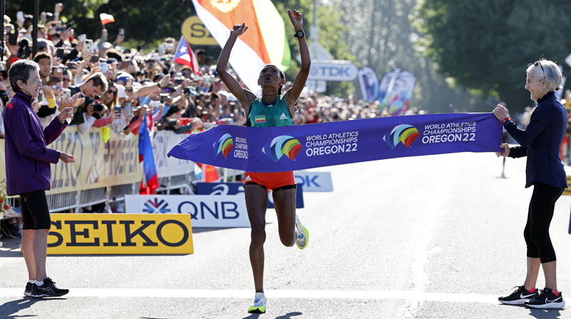 Gotytom Gebreslase, de Etiopía, fue la ganadora de la maratón femenina en le Mundial de Atletismo Oregon 22. Foto: EFE