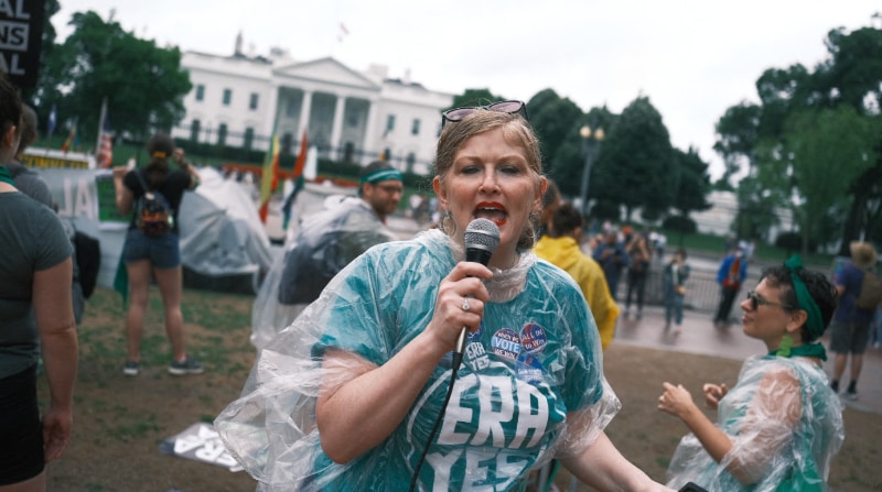 Cientos de personas marcharon este 9 de julio de 2022 por las calles de Washington hasta congregarse frente a la Casa Blanca para protestar contra la decisión del Tribunal Supremo de EE.UU. de eliminar la protección legal del aborto, vigente desde hacía 50 años. Foto: EFE