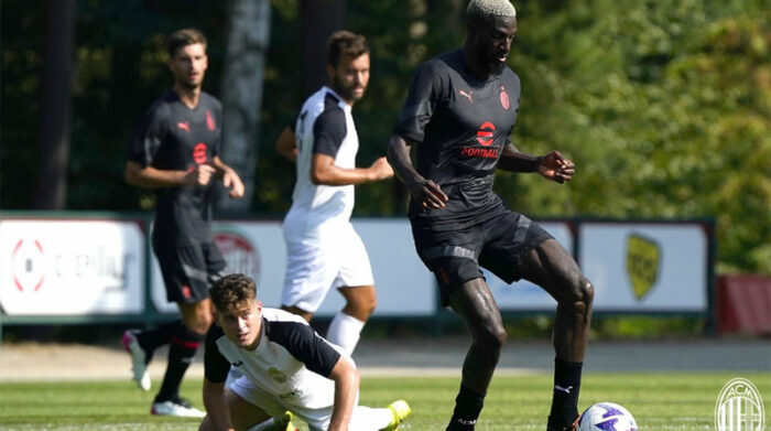 Tiémoué Bakayoko (der.) en una práctica del AC Milan. Foto: Twitter @ACHabanaMilano