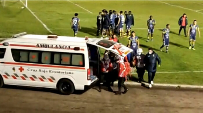 David Cabezas salió en ambulancia del estadio Reina del Cisne. Foto: Captura de pantalla.