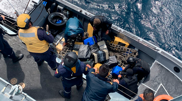 Las lanchas huyeron y quienes las dirigían arrojaron los bultos con droga al mar. Foto: Armada
