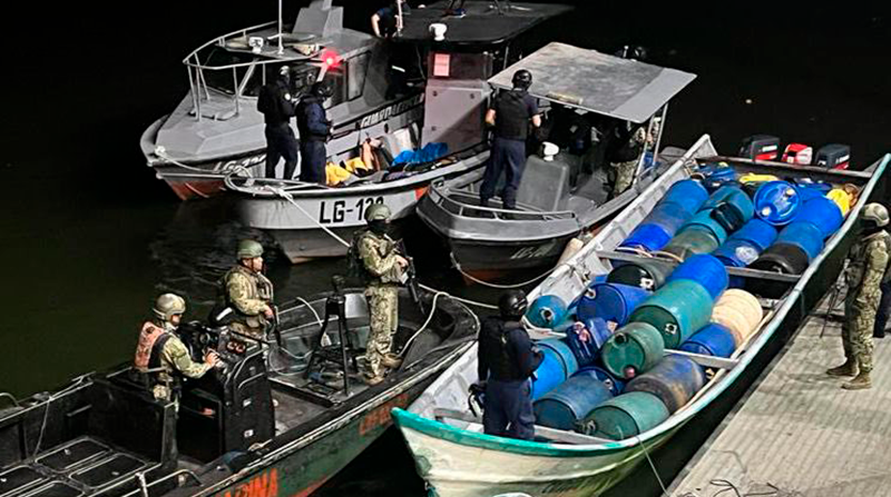 Cuatro ciudadanos extranjeros fueron detenidos por el presunto tráfico ilícito de combustible. Foto: Armada del Ecuador