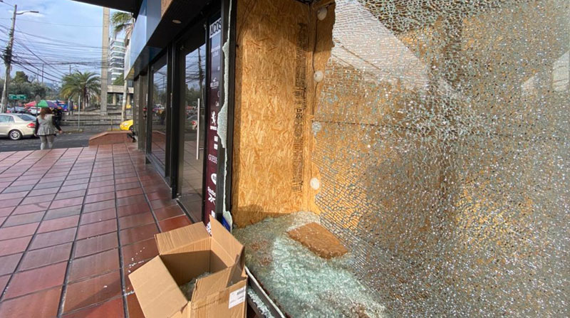 Los delincuentes rompieron el vidrio de la vitrina de exhibición de los locales para llevarse la mercadería, en Quito. Foto: Patricio Terán/ EL COMERCIO