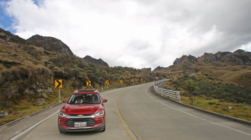 Fotografía en la carretera con el automóvil marca Chevrolet Tracker Turbo. Foto: Julio Estrella / EL COMERCIO