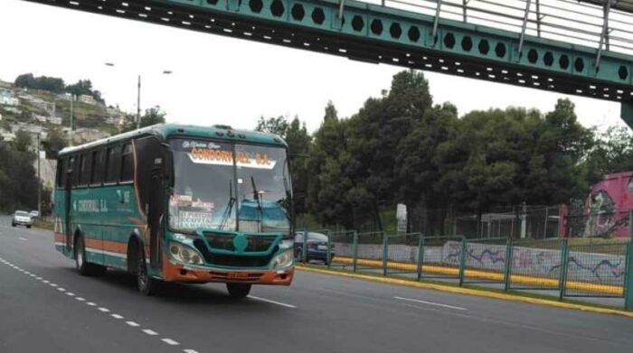 Imagen referencial. En la autopista General Rumiñahui se efectúan trabajos de reparación de las luminarias. Foto: Twitter @AutopistaGR/Archivo