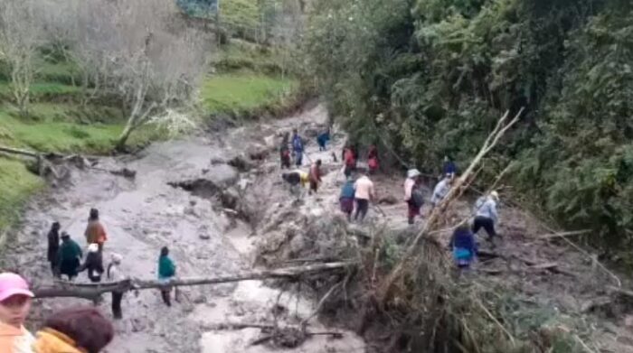 Vecinos de la zona intentaron realizar labores de rescate, pero las condiciones climáticas no permitieron tener éxito. Foto: Captura de pantalla.