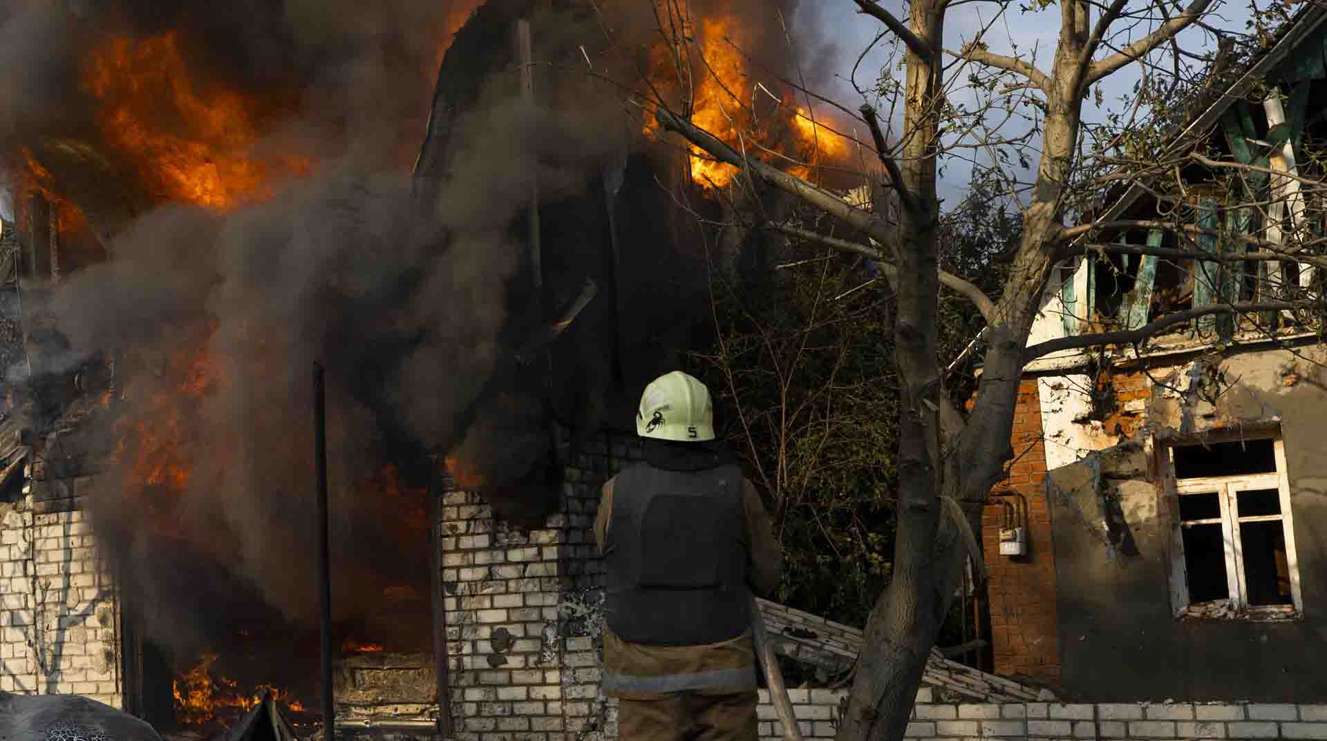Imagen de 7 de julio de un bombero combatiendo un incendio que destruyó completamente una vivienda tras el ataque de un cohete ruso, en Járkov. Foto: EFE.