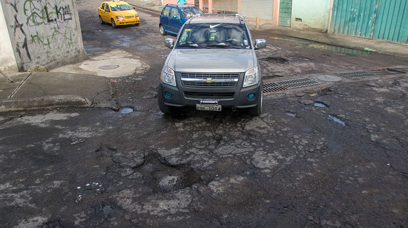 La calle Vilcabamba está repleta de baches y los vehículos deben circular con precaución. Foto: Carlos Noriega / EL COMERCIO