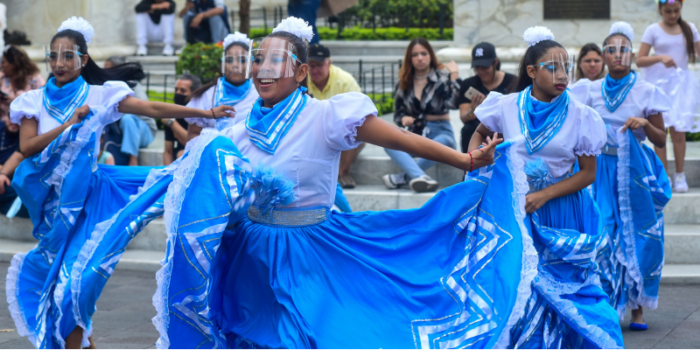 El Malecón Simón Bolívar acogió bailes y desfiles por los 487 años de fundación de Guayaquil. Foto: Enrique Pesantes / El Comercio