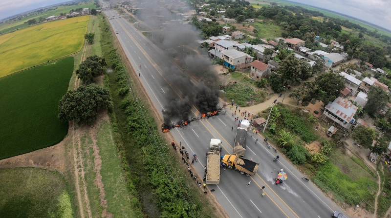Los manifestantes cerraron las vías a la altura del recinto Barbasco, cantón Santa Lucia, en Guayas. Enrique Pesantes / EL COMERCIO