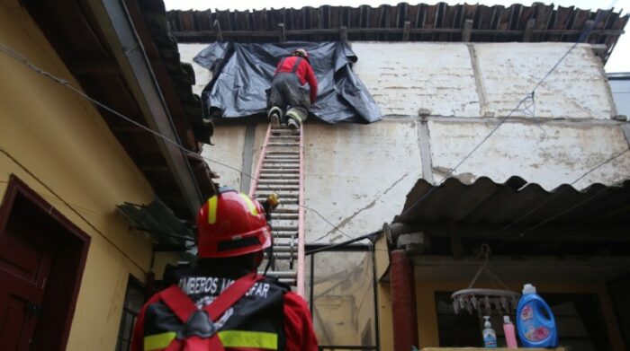 Agentes del Cuerpo de Bomberos de Carchi verifican las fisuras y daños en paredes de viviendas con problemas estructurales. Foto: Julio Estrella / EL COMERCIO