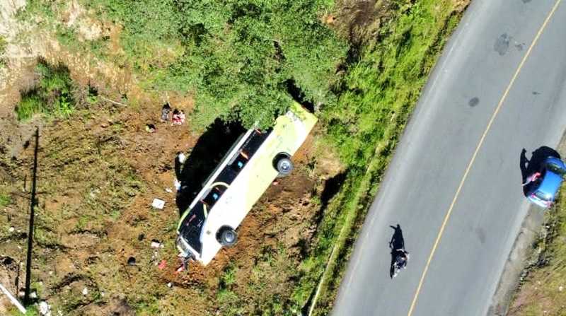 Un bus perdió pista y se volcó sobre una orilla de la carretera. Foto: Cortesía @BomberosQuito