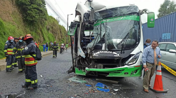 El controlador del bus blanco con verde quedó atrapado en la carrocería de la unidad, luego del impacto. Foto: Armando Lara para EL COMERCIO