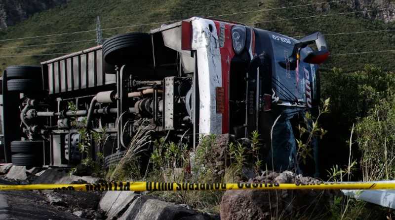 El siniestro del bus sobre la Vía Pifo- Papallacta dejó nueve fallecidos y 15 heridos. Foto: EL COMERCIO