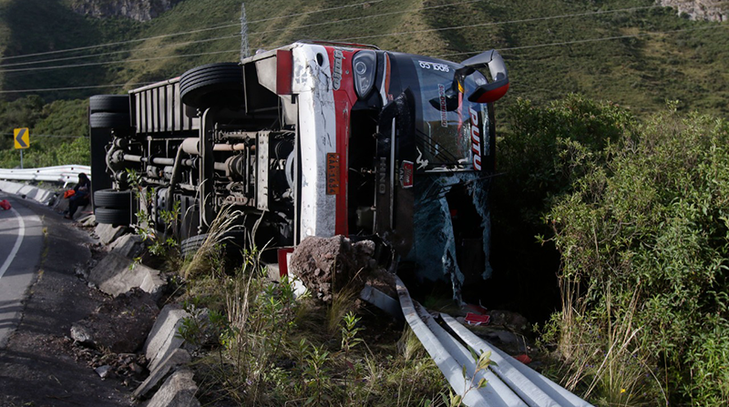 El siniestro de tránsito se produjo en la vía Papallacta- Pifo, km 5. Foto: Carlos Noriega / EL COMERCIO